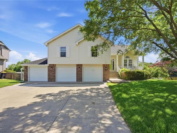 521 SW Graystone Drive, Grain Valley, MO 64029
