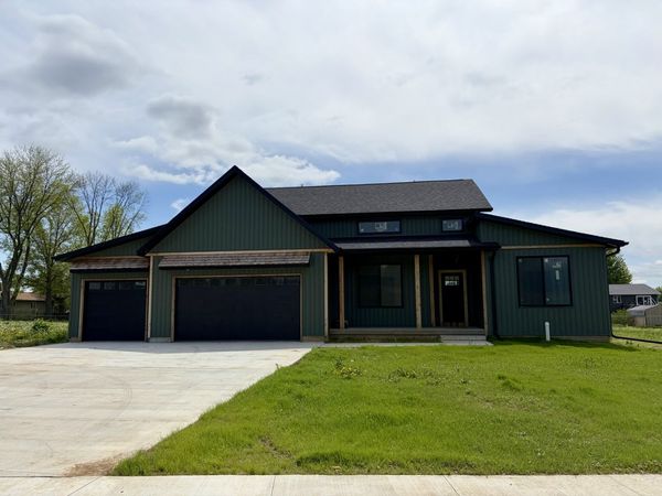1819 Zara , Clinton, IA 52732