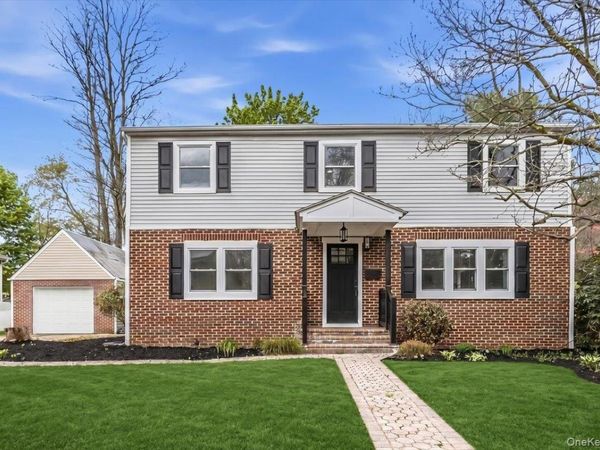 27 Landscape Drive , Wheatley Heights, NY 11798