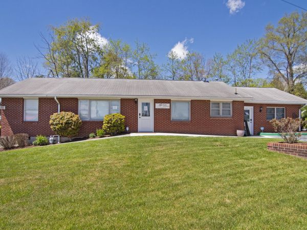 8747 Seneca Trail S, Lewisburg, WV 24901