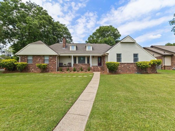 107 Chesterfield Rd., Hattiesburg, MS 39402