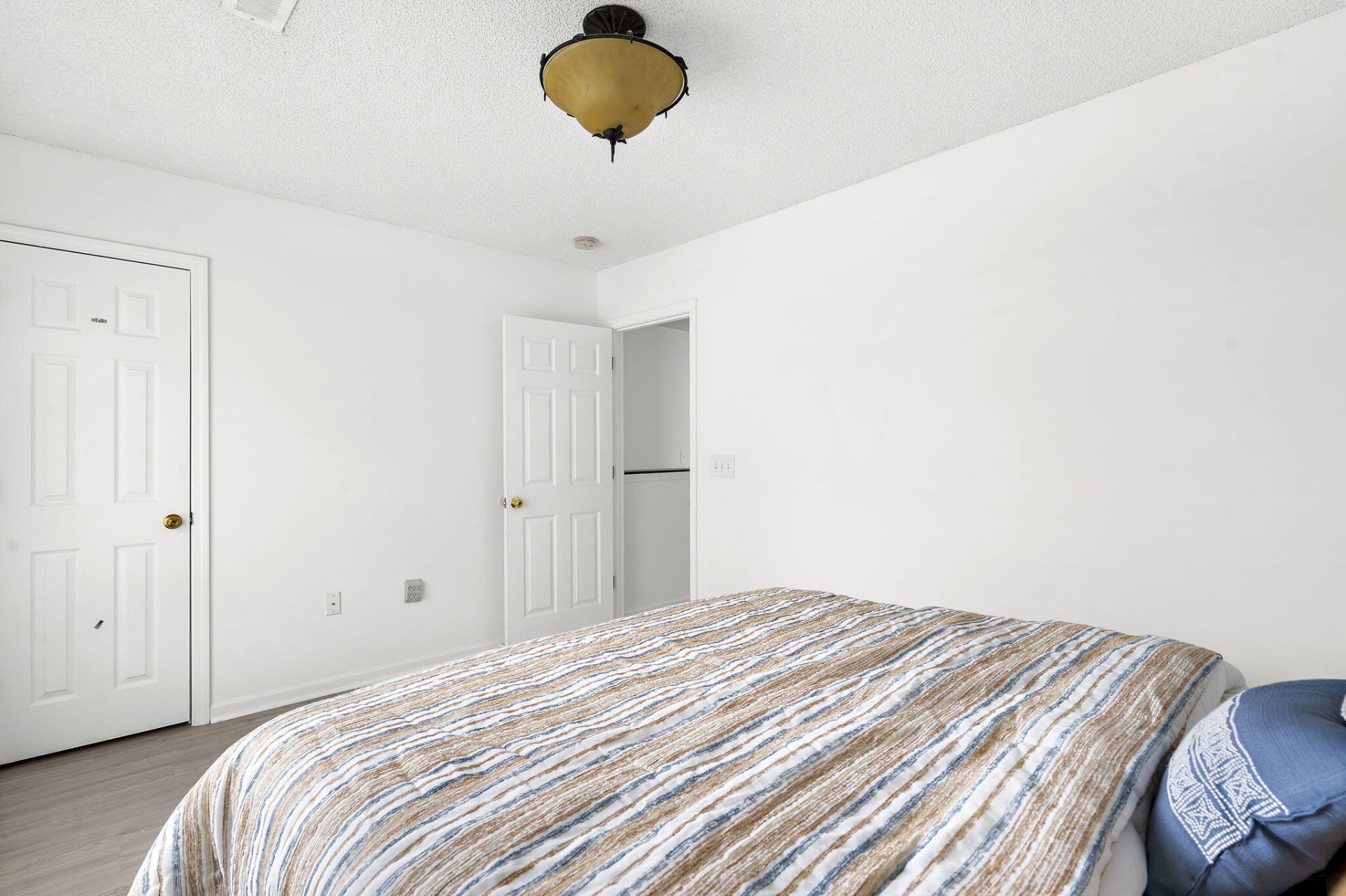5055 Thornton Drive Photo 18