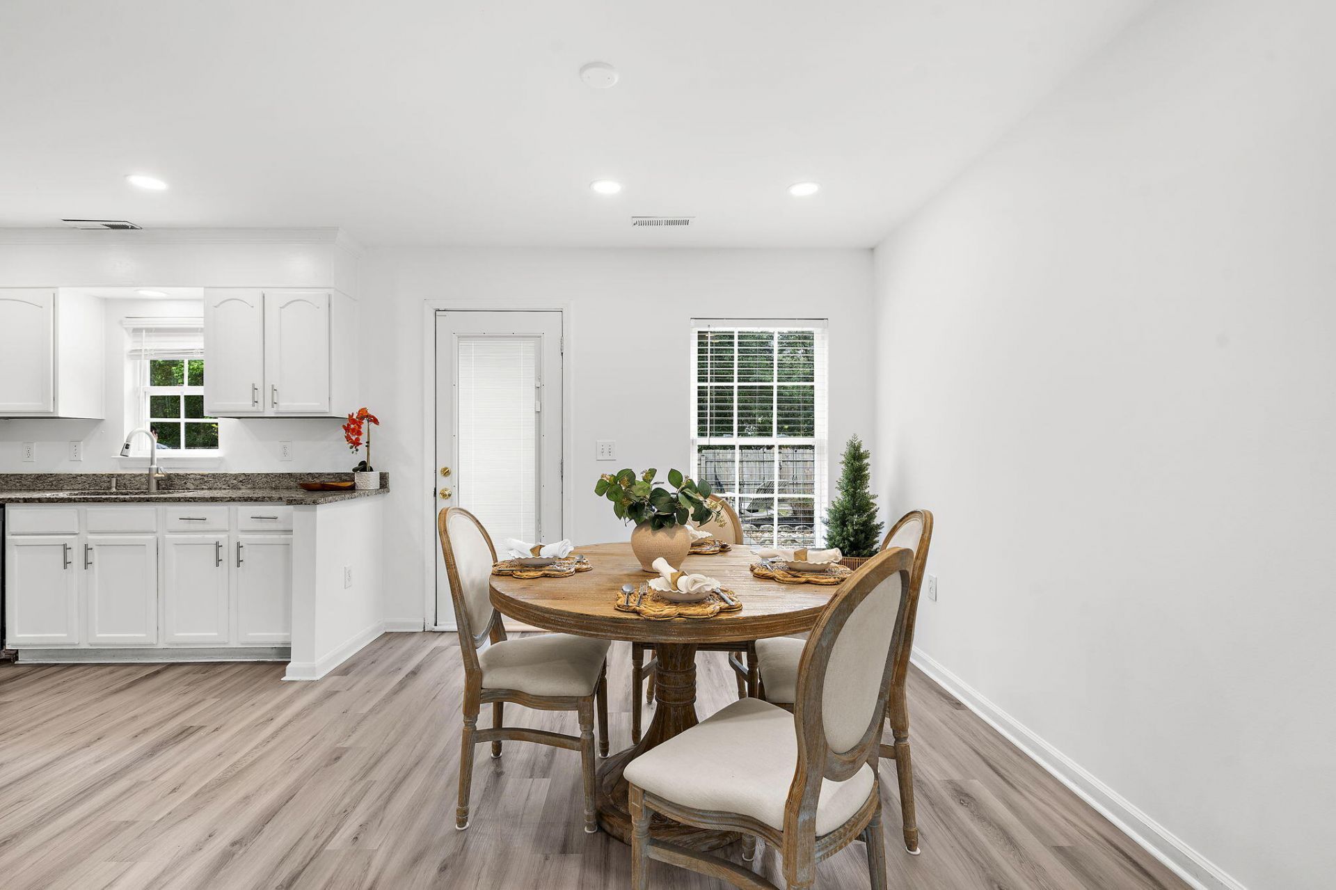 5055 Thornton Drive Photo 8
