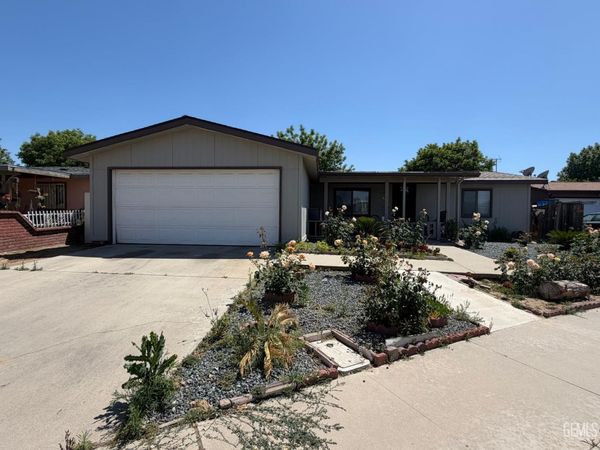 242 W 11th Place, Delano, CA 93215