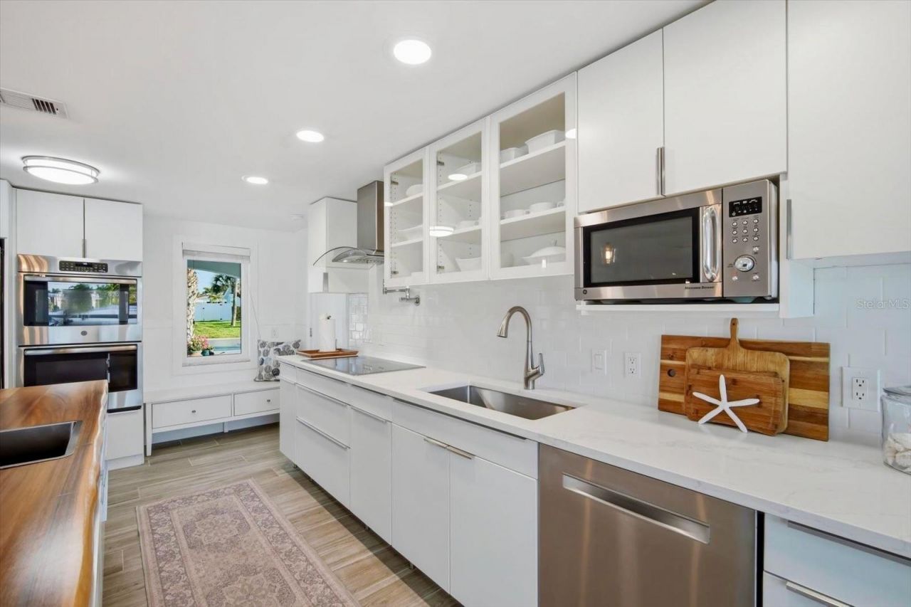 617 Dundee Lane, Holmes Beach, FL 34217 Photo