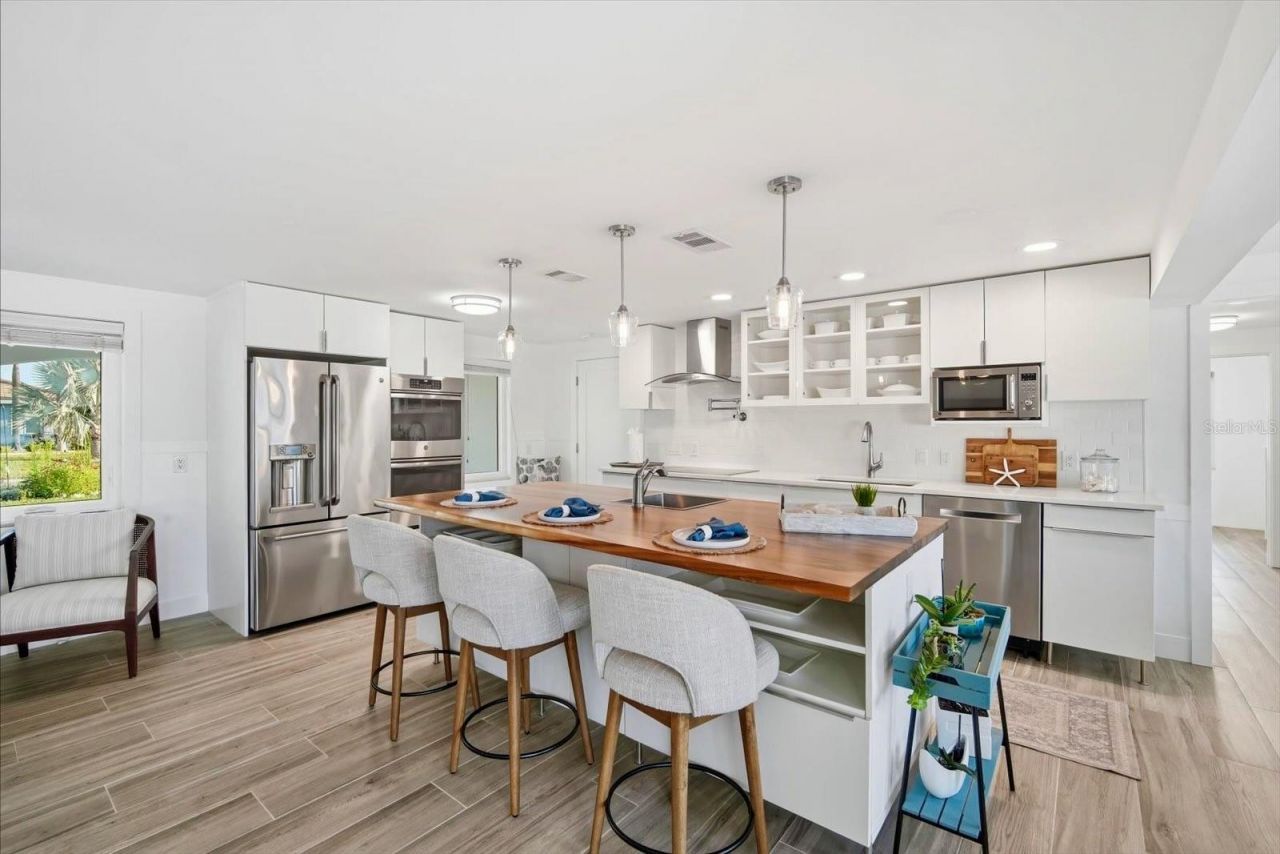 617 Dundee Lane, Holmes Beach, FL 34217 Photo