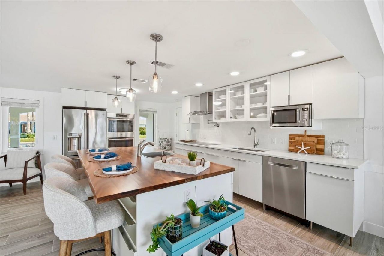 617 Dundee Lane, Holmes Beach, FL 34217 Photo