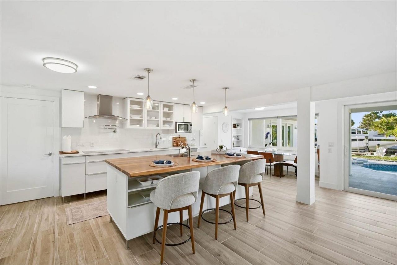 617 Dundee Lane, Holmes Beach, FL 34217 Photo