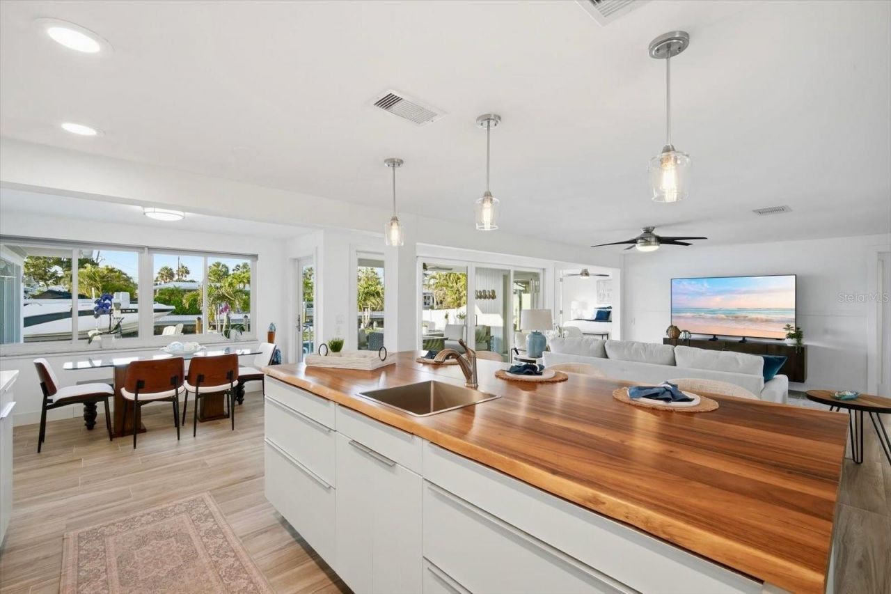 617 Dundee Lane, Holmes Beach, FL 34217 Photo
