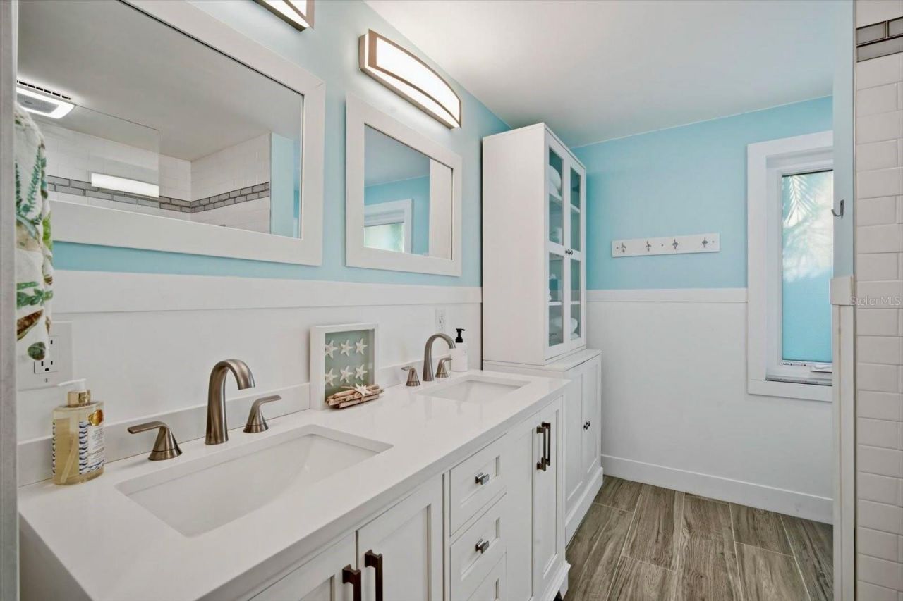 617 Dundee Lane, Holmes Beach, FL 34217 Photo