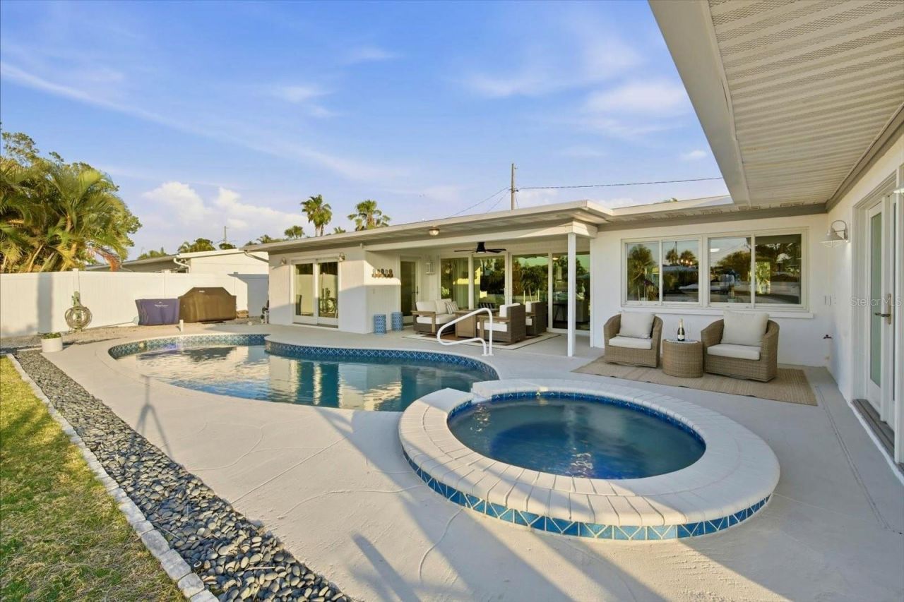 617 Dundee Lane, Holmes Beach, FL 34217 Photo