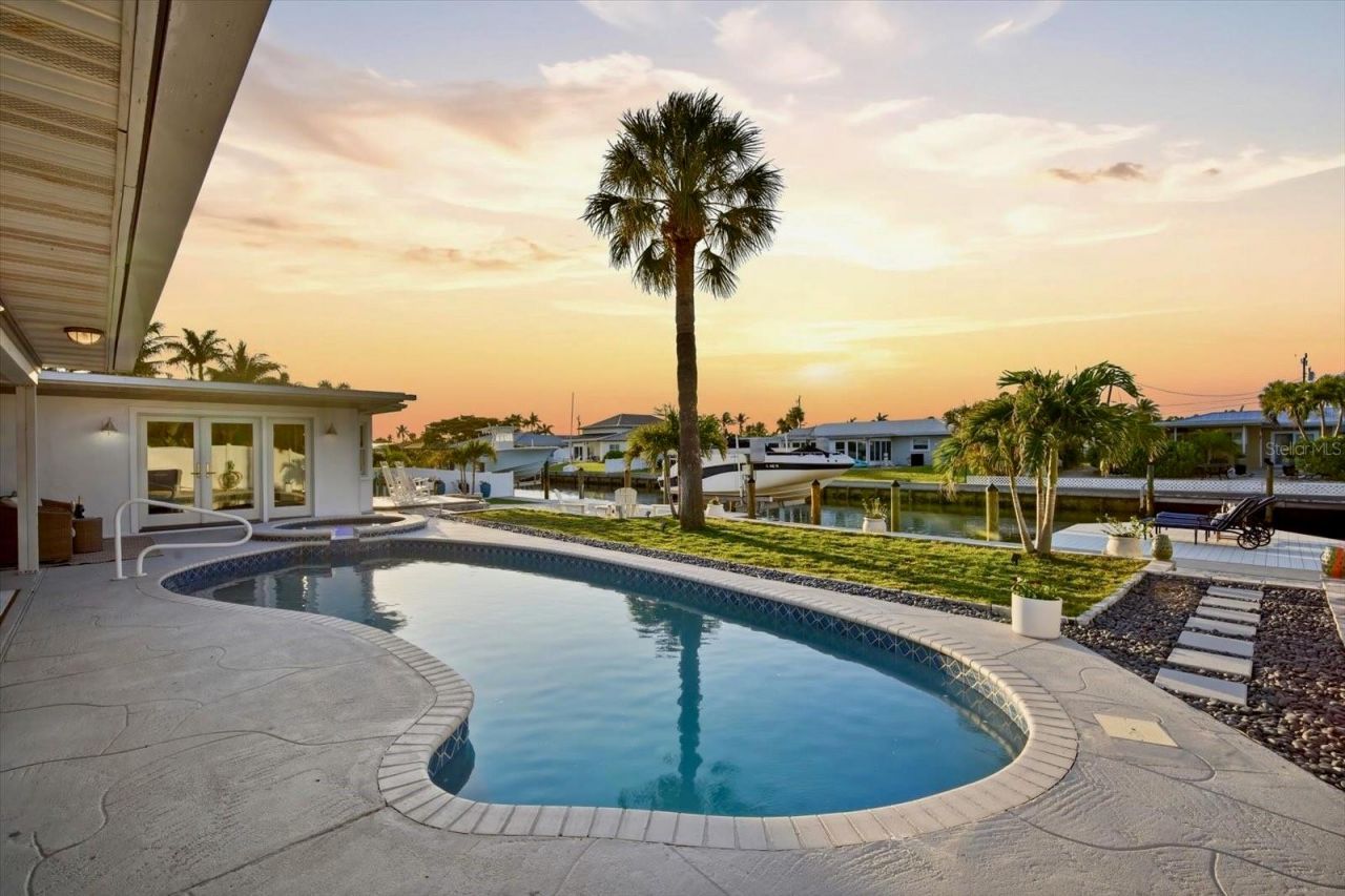 617 Dundee Lane, Holmes Beach, FL 34217 Photo