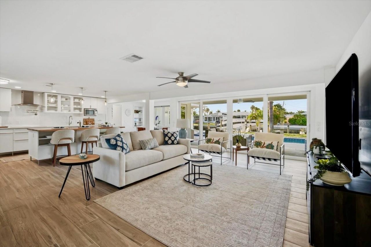 617 Dundee Lane, Holmes Beach, FL 34217 Photo