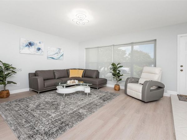 810 S Rainbow Dr , Hollywood, FL 33021