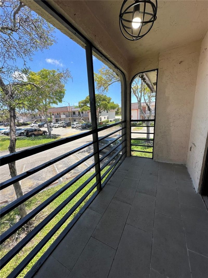 871 NE 207th Ter, Unit 4-202, Miami, FL 33179 Photo