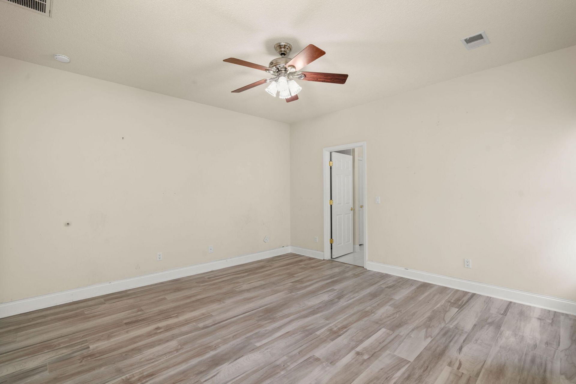 136 Cotillion Crescent Photo 15
