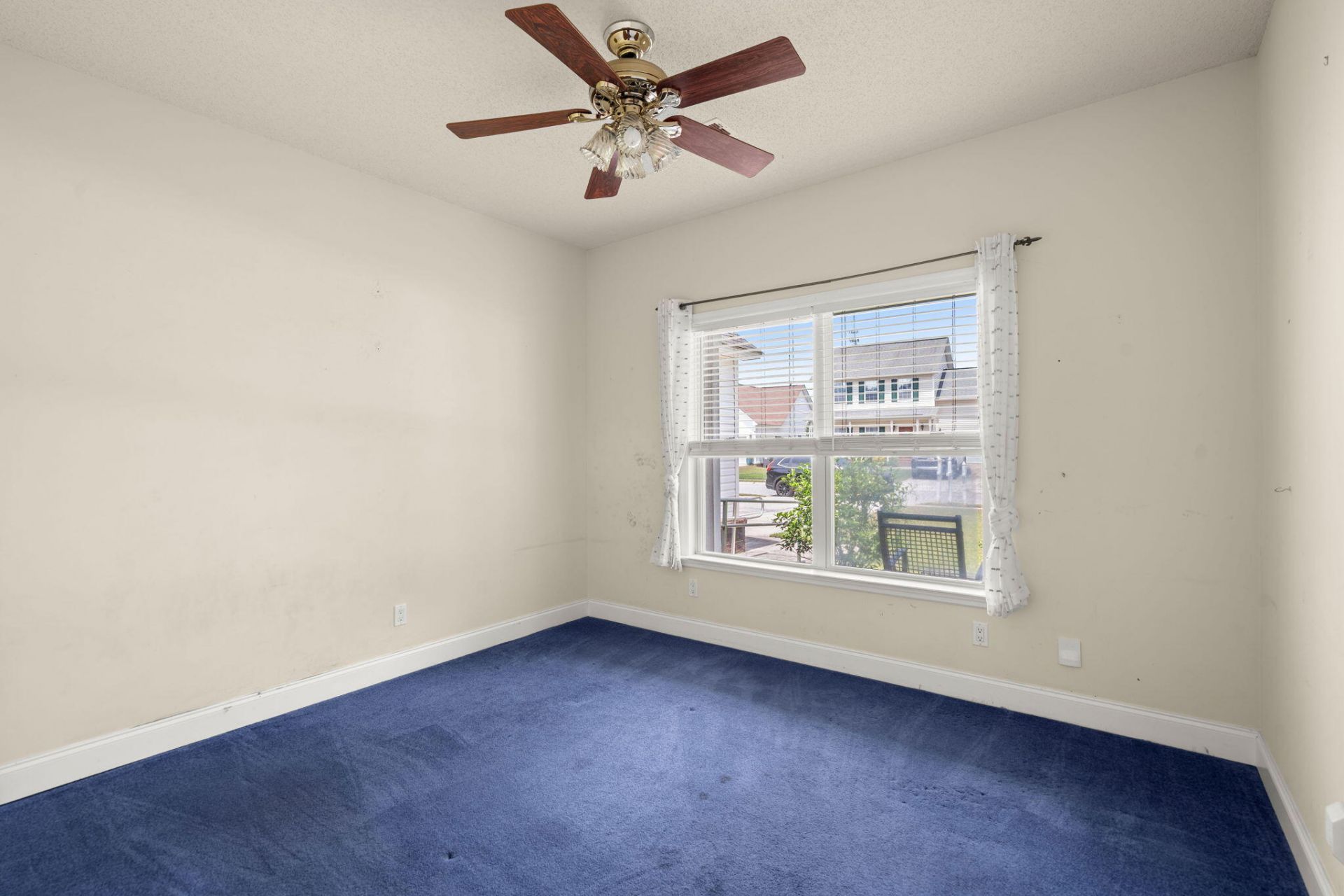 136 Cotillion Crescent Photo 22