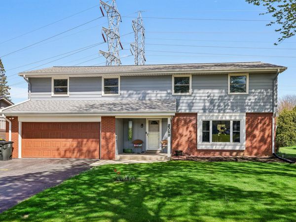 2750 N Park Dr, Wauwatosa, WI 53222