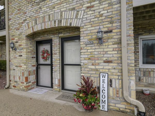1132 W Baldwin Ct, Mequon, WI 53092