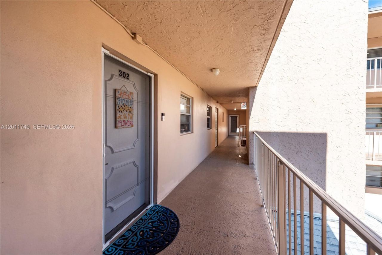 9491 Evergreen Pl , Unit 302, Davie, FL 33324 Photo
