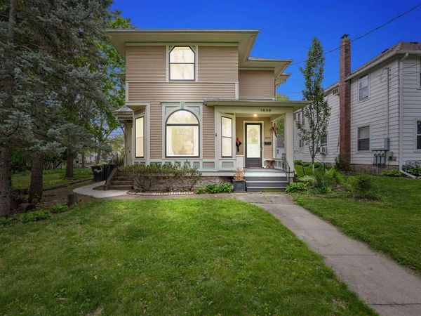 1039 E College St, Iowa City, IA 52240
