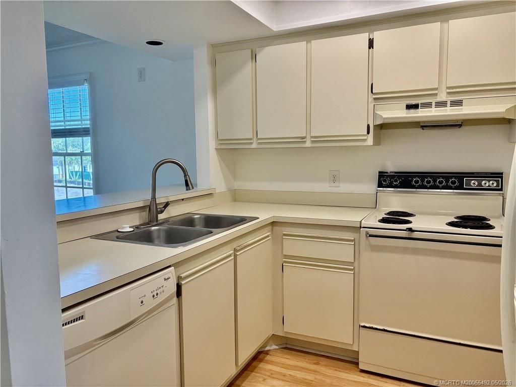 802 SE Central Parkway, Unit 14, Stuart, FL 34994 Photo