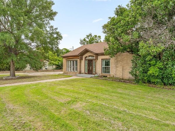 941 S Texas Street, De Leon, TX 76444