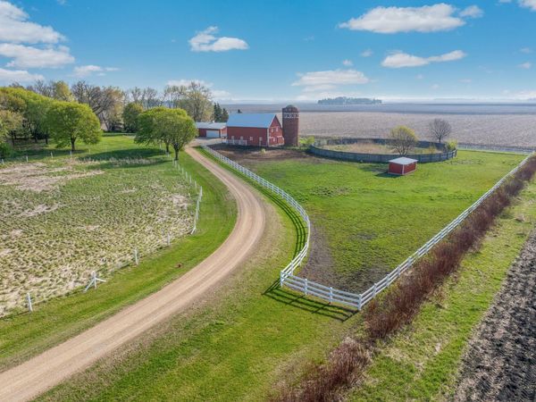 8332 440th Avenue , Blue Earth, MN 56013