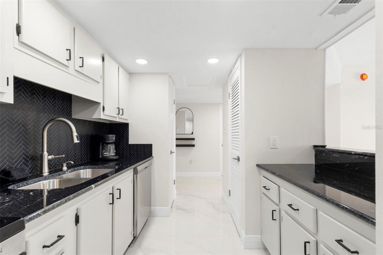 51 Island Way, Unit 608, Clearwater Beach, FL 33767 Photo