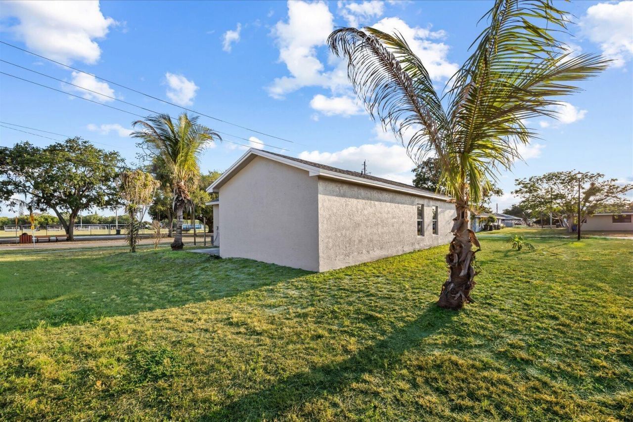 945 SE Forrest Park Drive, Stuart, FL 34994 Photo