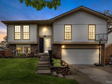 25436 Montebello Drive, Woodhaven, MI 48183