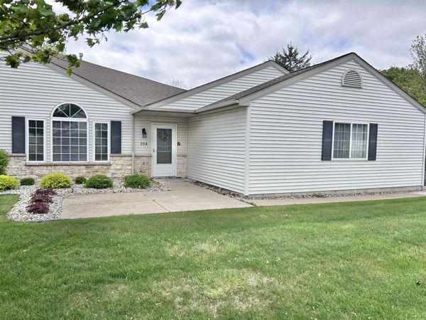 104 Lakewood , Adrian, MI 49221