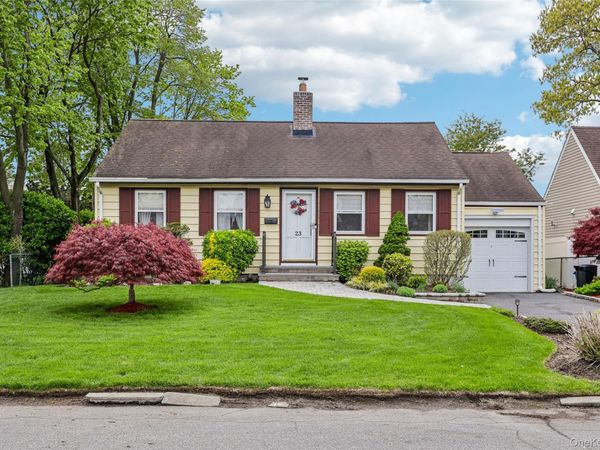 23 Berwick Road , Hewlett, NY 11557