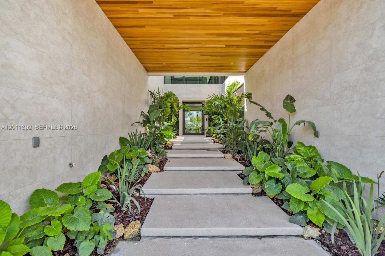 2006 NE 124th St, North Miami, FL 33181 Photo