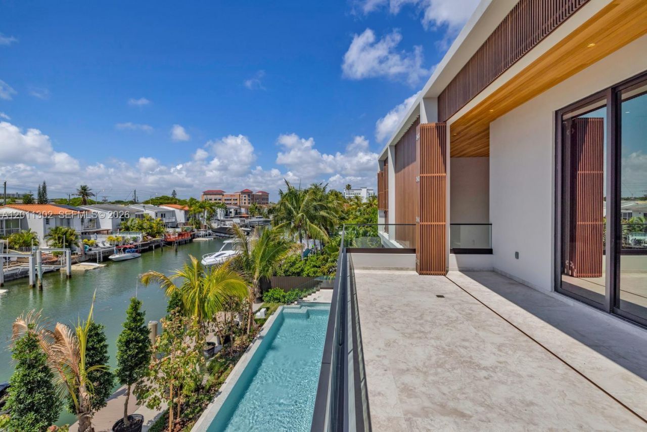 2006 NE 124th St, North Miami, FL 33181 Photo