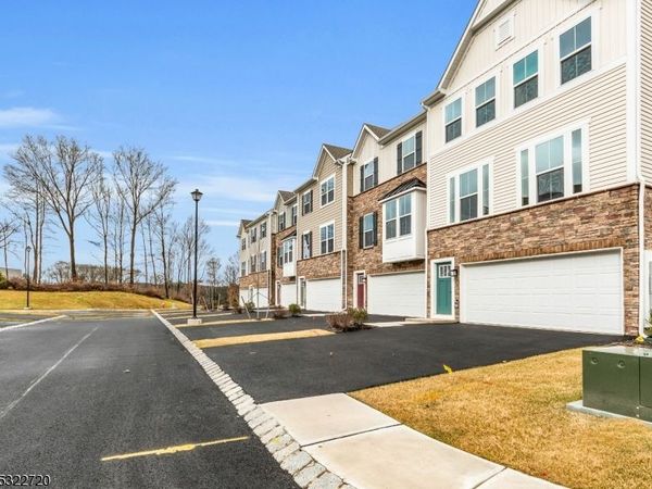 3 Peckwell St, Mount Olive, NJ 07828