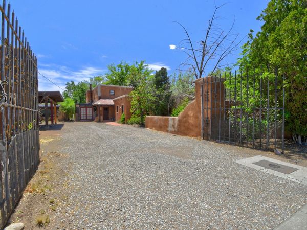 2440 Campbell Road NW, Albuquerque, NM 87104