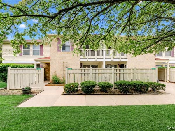 61025 Greenwood Drive, South Lyon, MI 48178