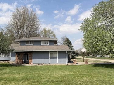 902 Q Street , Tekamah, NE 68061