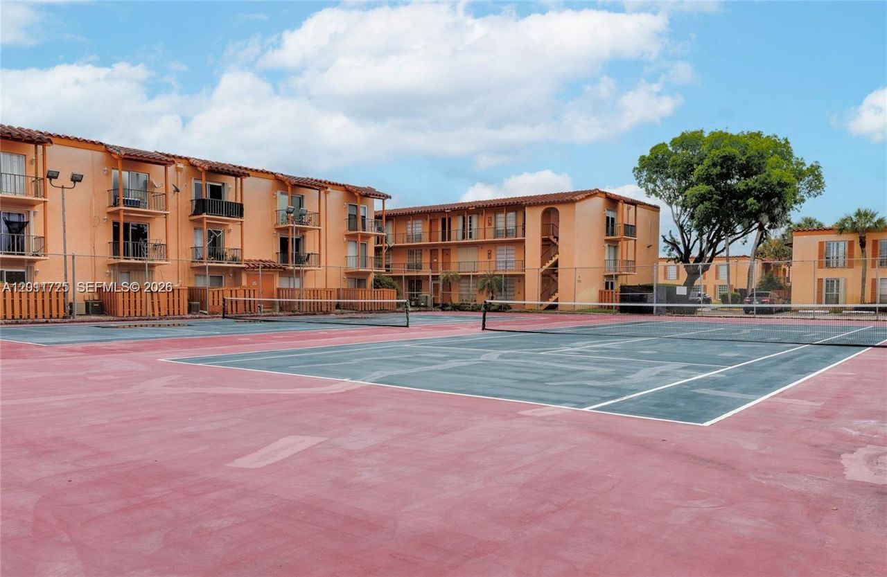 7200 Fairway Dr, Unit H12, Miami Lakes, FL 33014 Photo
