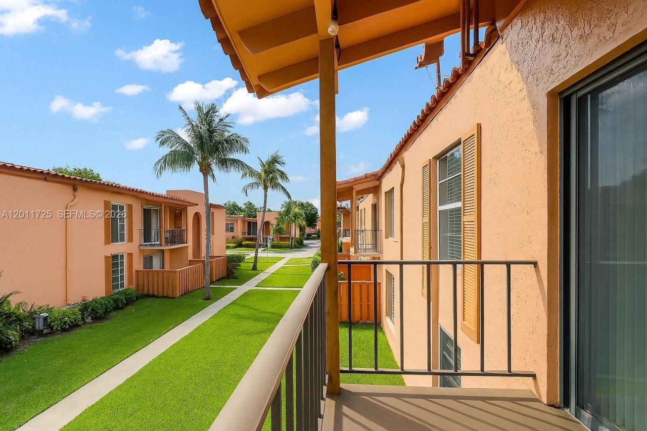 7200 Fairway Dr, Unit H12, Miami Lakes, FL 33014 Photo
