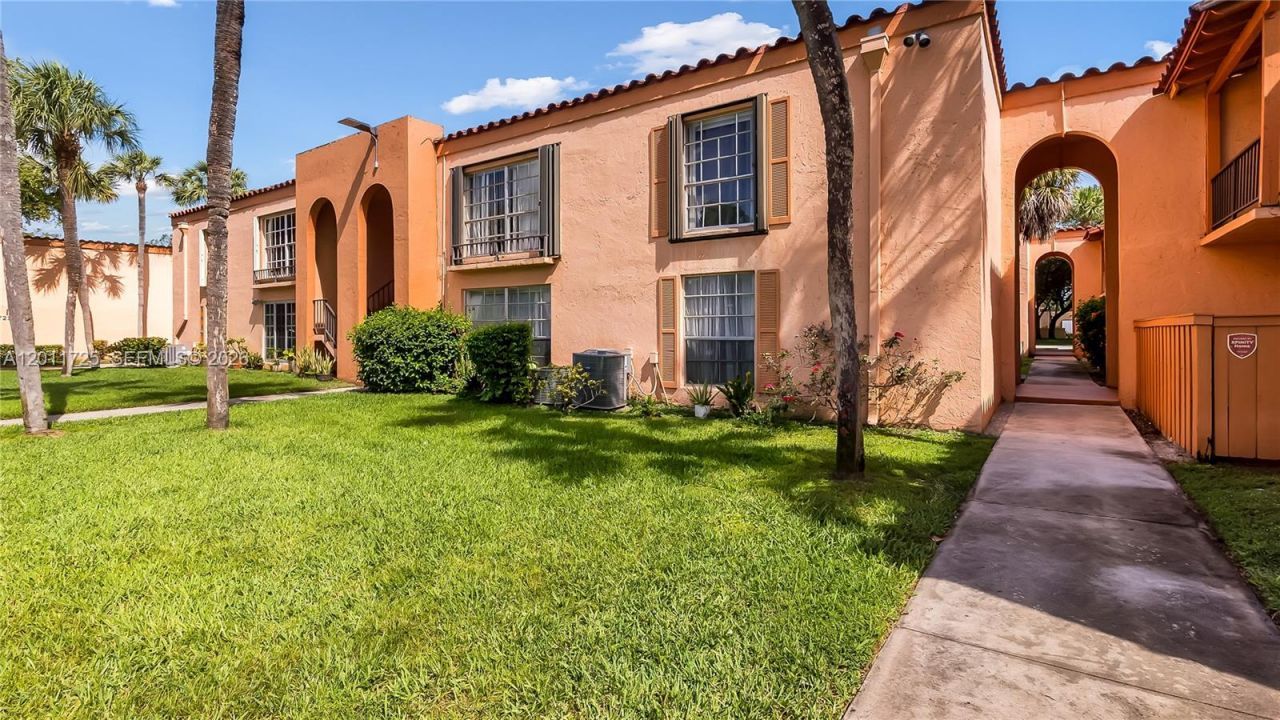 7200 Fairway Dr, Unit H12, Miami Lakes, FL 33014 Photo