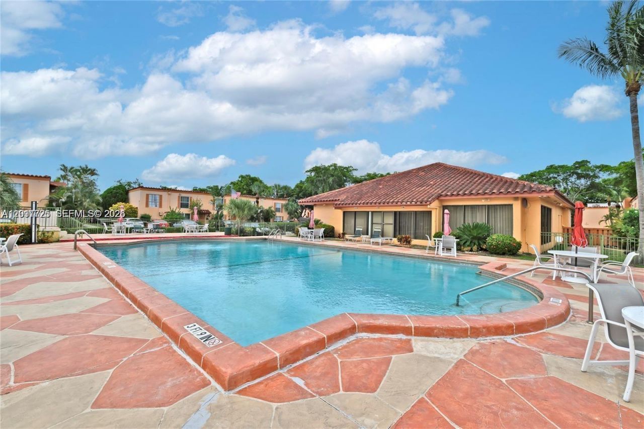 7200 Fairway Dr, Unit H12, Miami Lakes, FL 33014 Photo