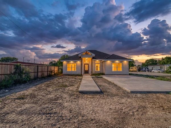 39 VICTORIANO AVE, Eagle Pass, TX 78852