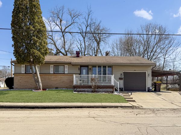1305 S Prairie Avenue , Freeport, IL 61032
