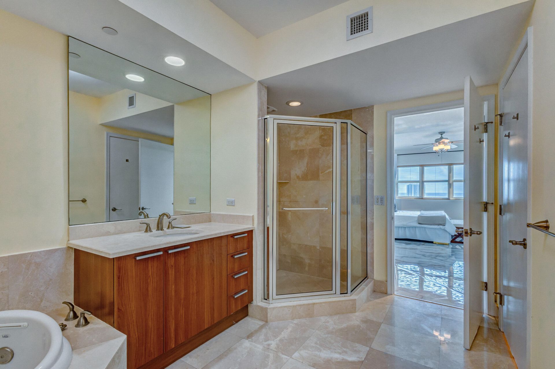2640 Lake Shore Drive, Unit 2014, Riviera Beach, FL 33404 Photo