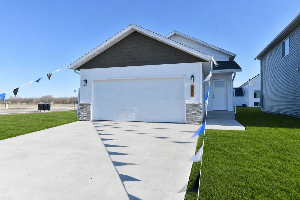 6809 Deer Creek Loop, Horace, ND 58047 Main Photo