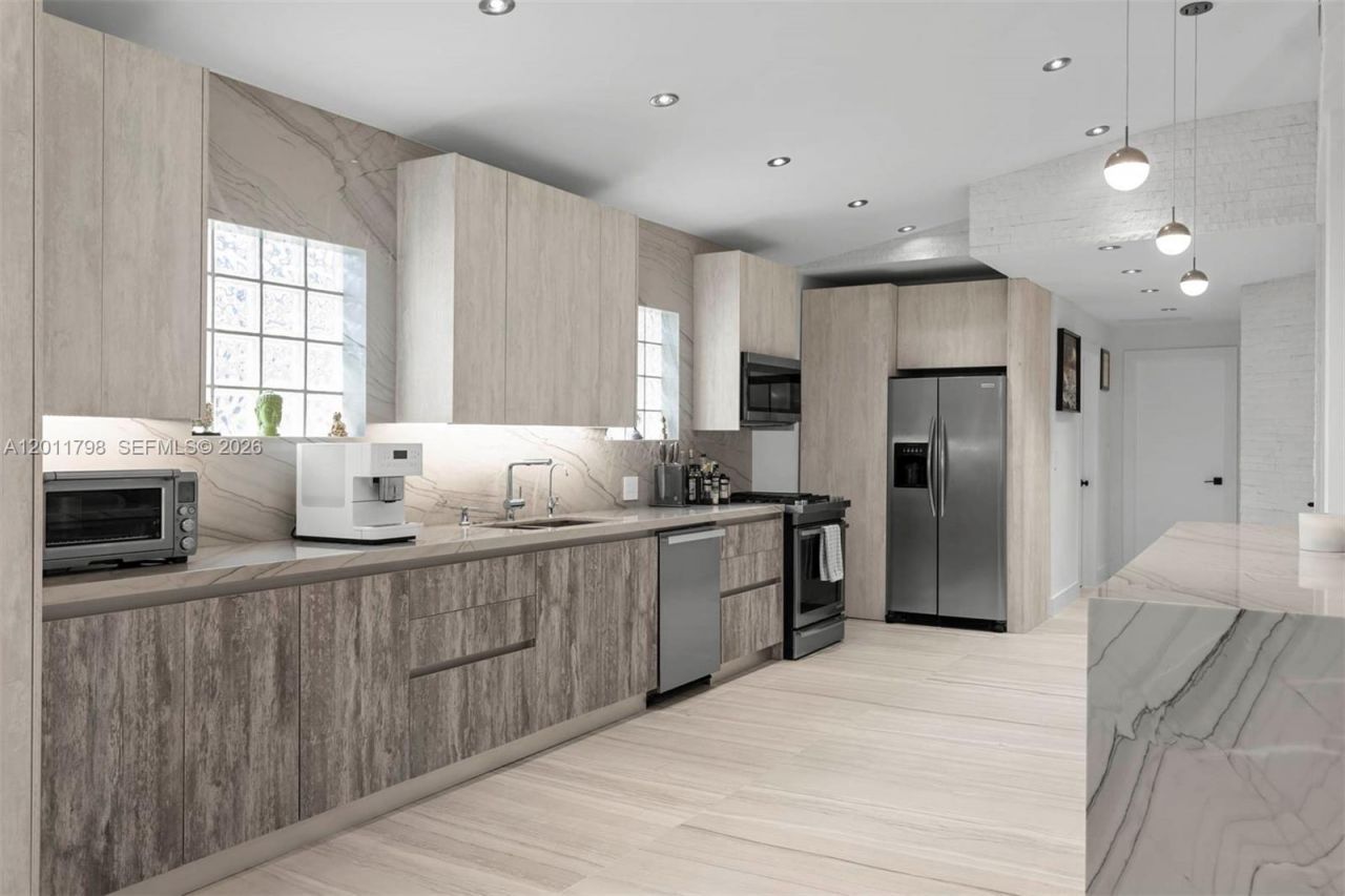 6921 Trouville Esplanade, Miami Beach, FL 33141 Photo