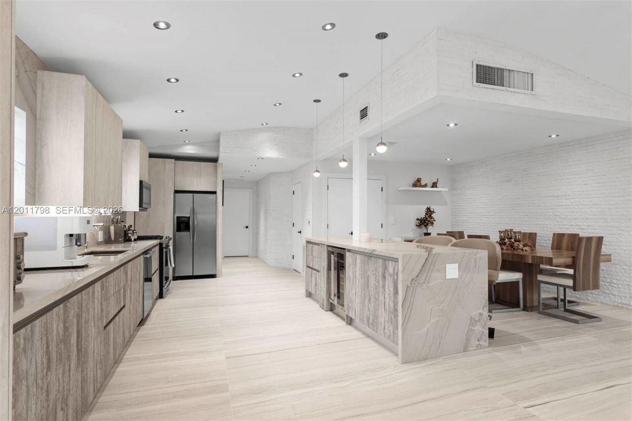 6921 Trouville Esplanade, Miami Beach, FL 33141 Photo