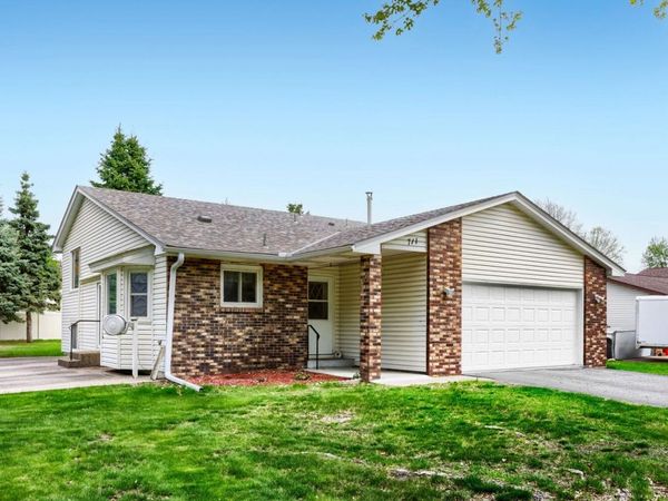 711 Cope Avenue W, Roseville, MN 55113